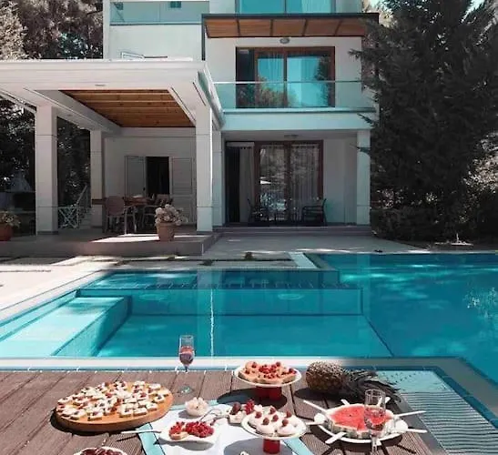 Beachfront With Private Pool By Monika Experiences *