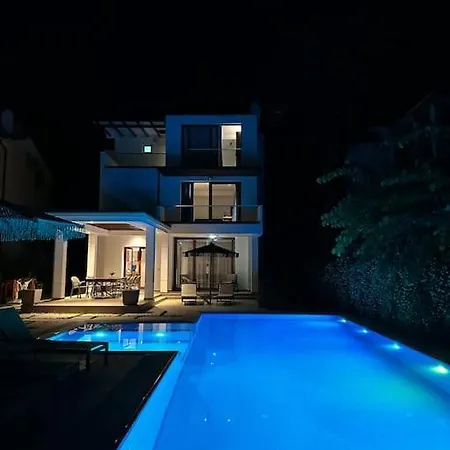 Beachfront With Private Pool By Monika Experiences Willa Golem (Tirana)
