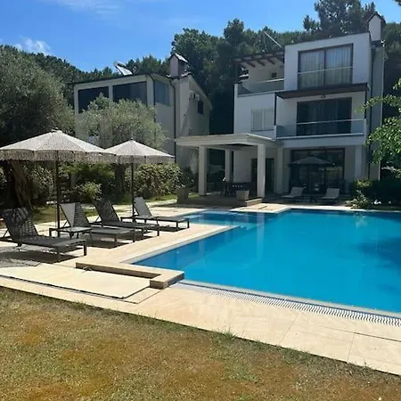 Vila Beachfront With Private Pool By Monika Experiences Golem (Tirana)